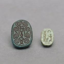 (L-R) Amulette scarabée égyptienne en faïence, Deuxième Période intermédiaire, XIIIe-XVIIe dynastie, vers 1650 av. J.-C.; amulette scarabée en feldspath vert, Basse Époque, XXVIe dynastie, vers 600 av. J.-C.